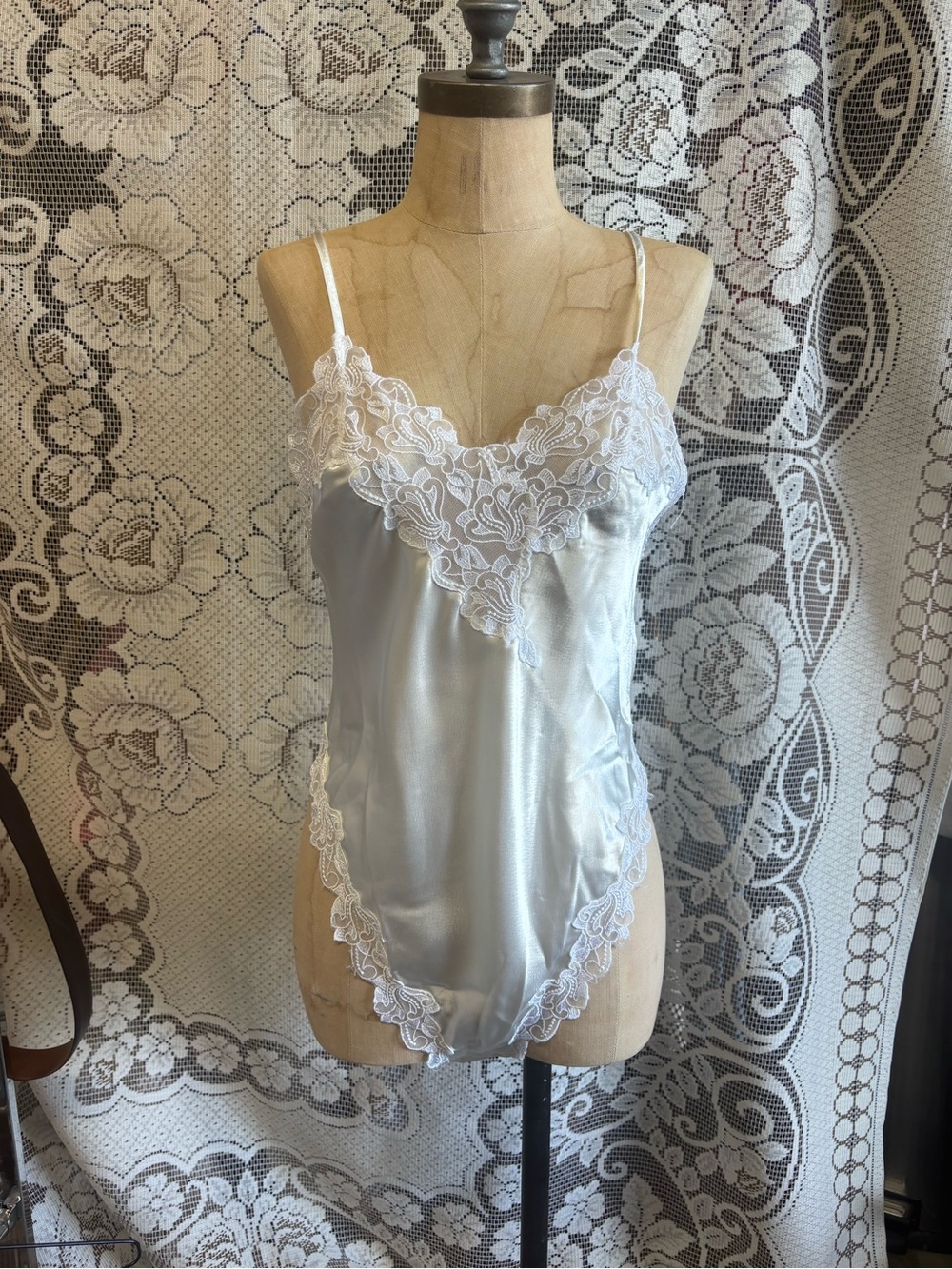 Victoria's Secret gold label white lace satin bodysuit medium
